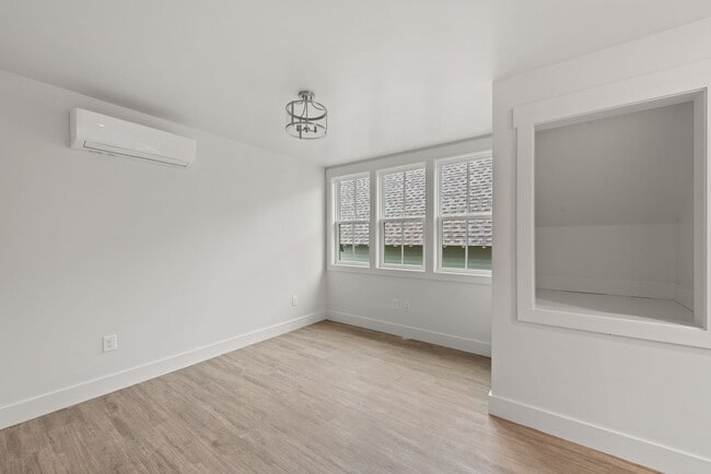 Building Photo - Like New! 2 bedroom 2 bathroom cottage sty...