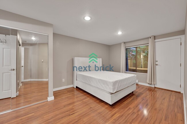 Building Photo - Beautifully Spacious Top-Floor Condo in th...