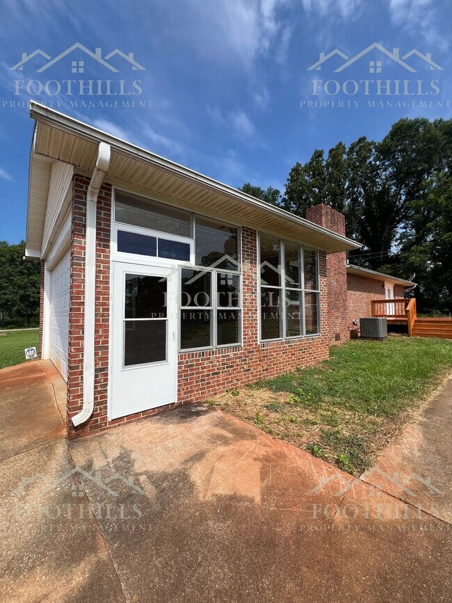 Building Photo - Peaceful Country Living with Stunning View...