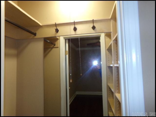 Building Photo - 122 Pin Oak Cove