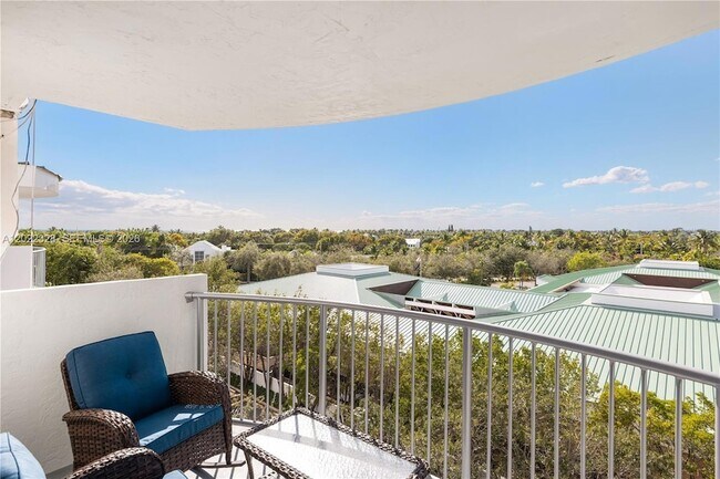 Building Photo - 210 Seaview Dr