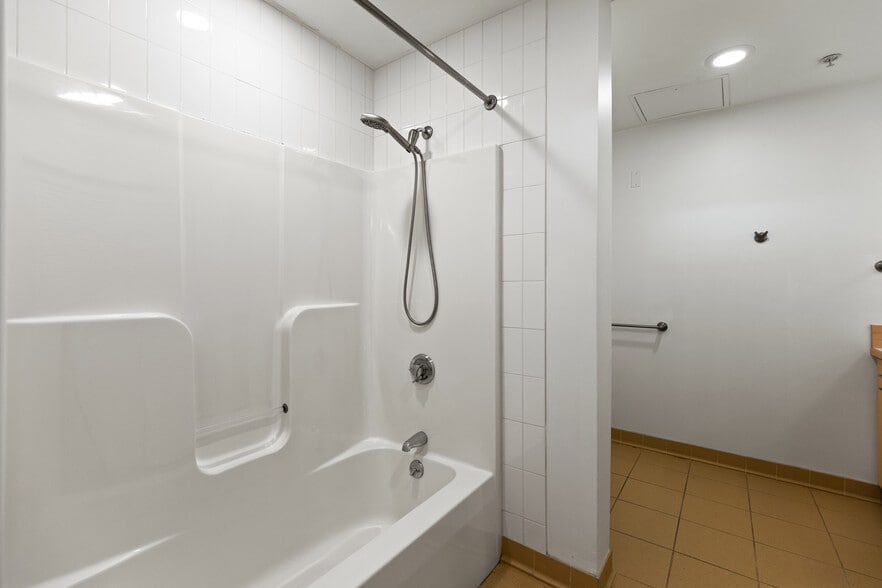 Tub/ Shower - 15 Brown St