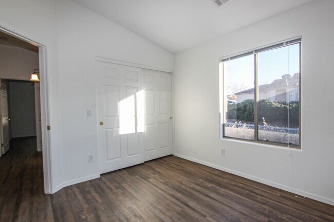 Building Photo - Viewpoint North - Three Bedroom Home