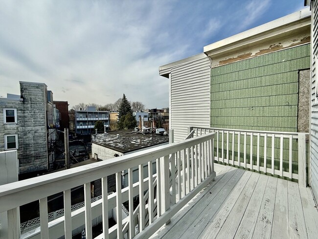 Building Photo - 724 Cambridge St