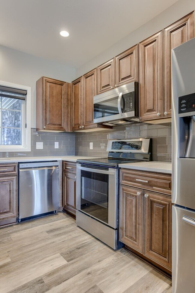 Building Photo - Must See Condo!!