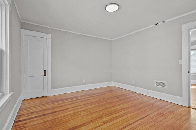 Building Photo - Completely Renovated 2 Bedroom in Elmhurst!