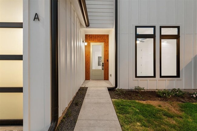 Building Photo - 4010 Valley View Rd