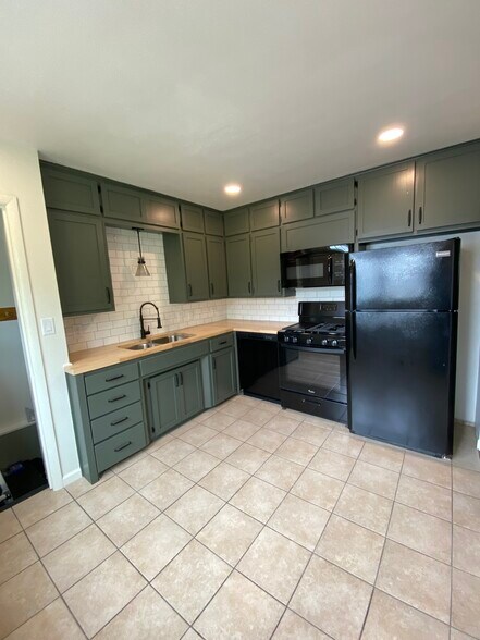 Building Photo - 1021 Chalmers Ave