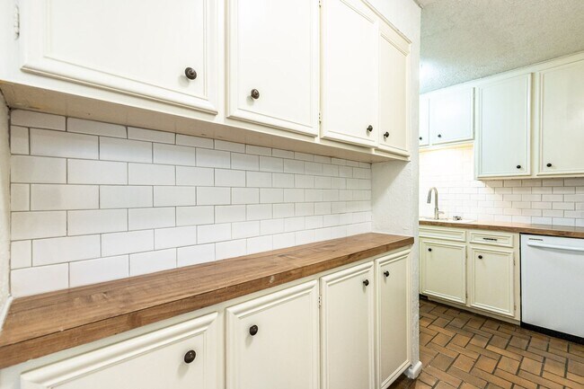 Building Photo - 1/2 Off 1st months rent