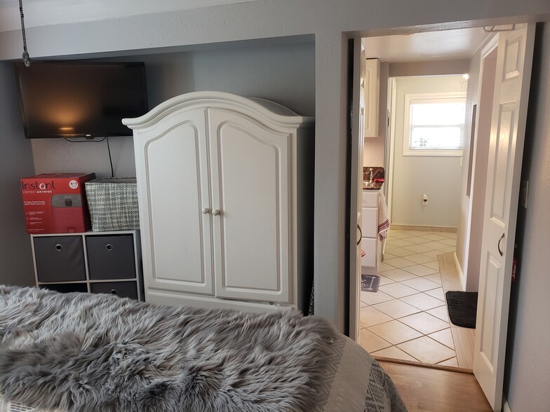 Building Photo - 735 W 19th St