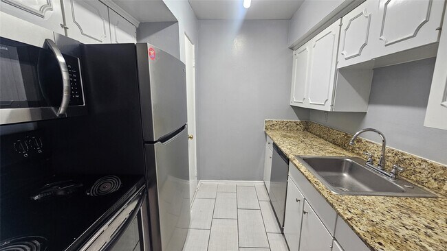 Building Photo - 3015 Greenridge Dr