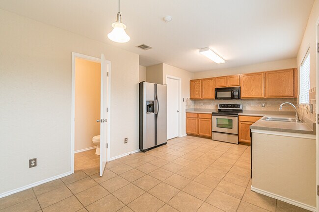 Building Photo - 137 Weeping Way