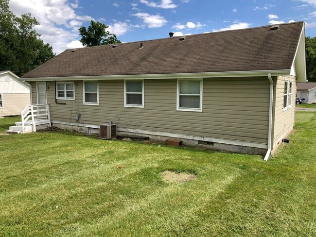 Building Photo - 2 Bed Ranch-Style House