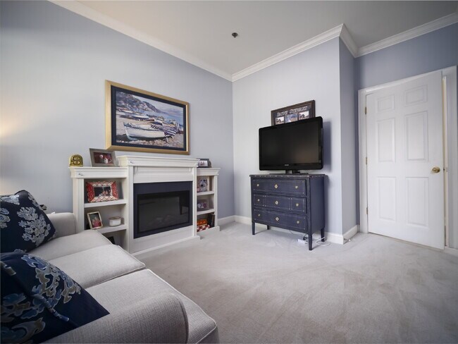 Building Photo - "Charming 3-Bedroom Condo with Cozy Fireplace - 1404 Sq Ft of Comfort in Prime NC Location!"