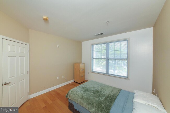 Building Photo - 300 W Elm St