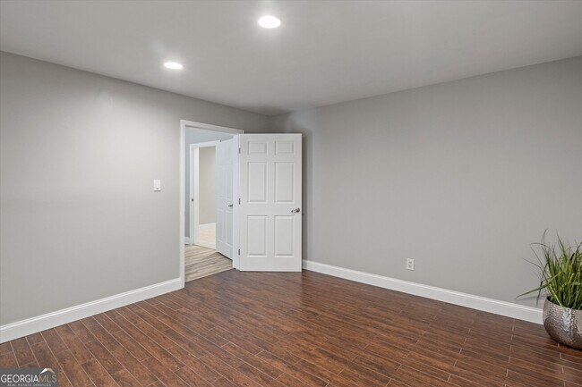 Building Photo - 2115 Julien Overlook