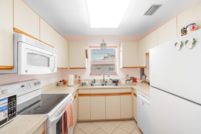 Building Photo - 33 Lake Vista Trail