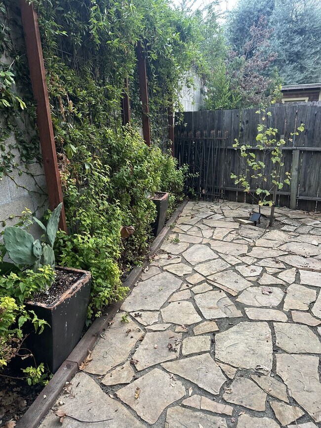 Building Photo - Charming 1 Bedroom 1 Bath Historic Duplex,...