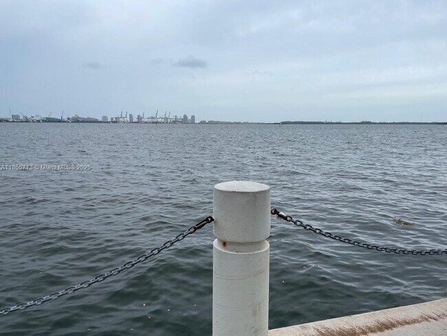 Building Photo - 170 SE 14th St