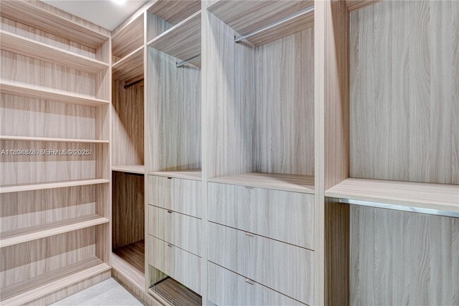 Building Photo - 2305 Magnolia Dr