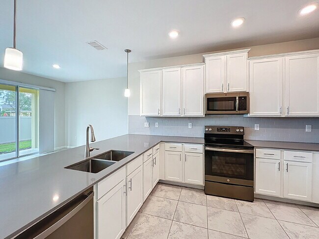 Building Photo - Available Now!  Charming 3-Bedroom Townhou...