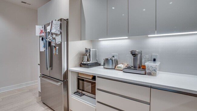 Building Photo - Luxurious Living in NW DC!