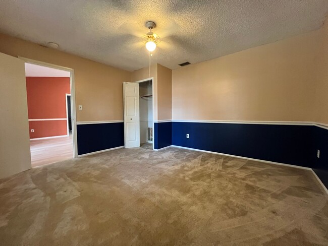 Building Photo - $1,695 ** Annual Lease ** 3 Bedroom / 2 Ba...