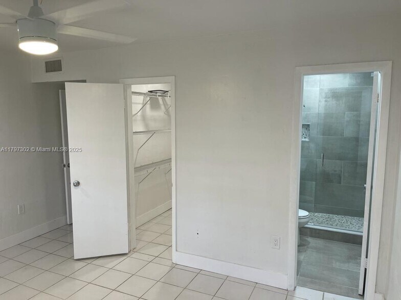 Building Photo - 9352 SW 77th Ave