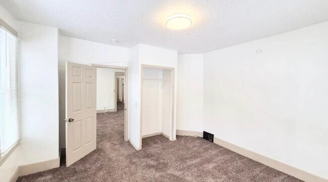 Building Photo - Beautiful 4-Bedroom Unit in St. Paul - Available Now!