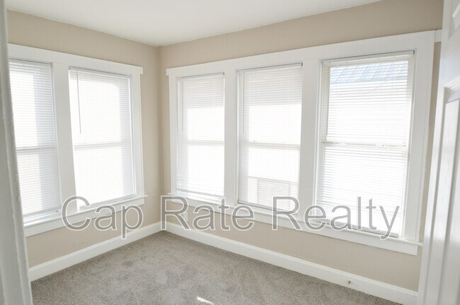 Building Photo - 1111 E 22nd Ave