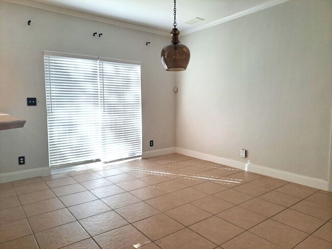 Building Photo - Charming 3/2 Bungalow
