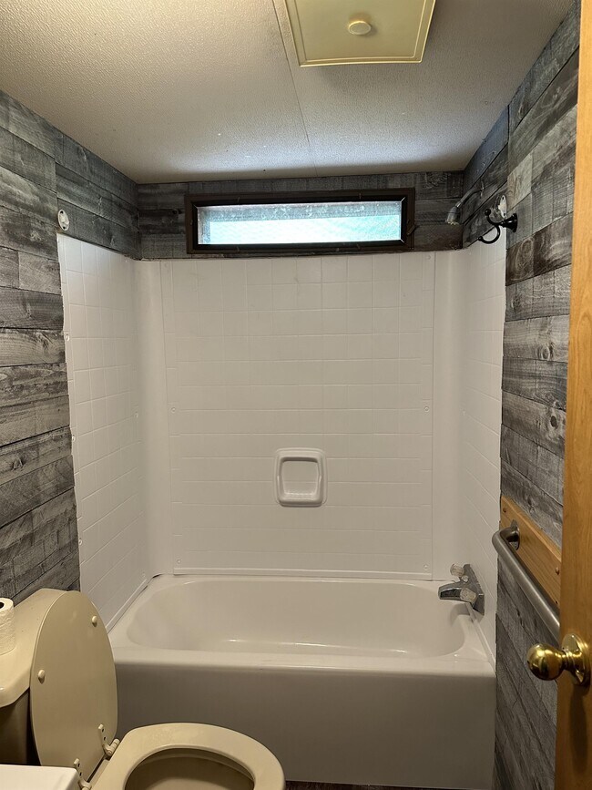 Building Photo - 1967 Chatsworth Ln