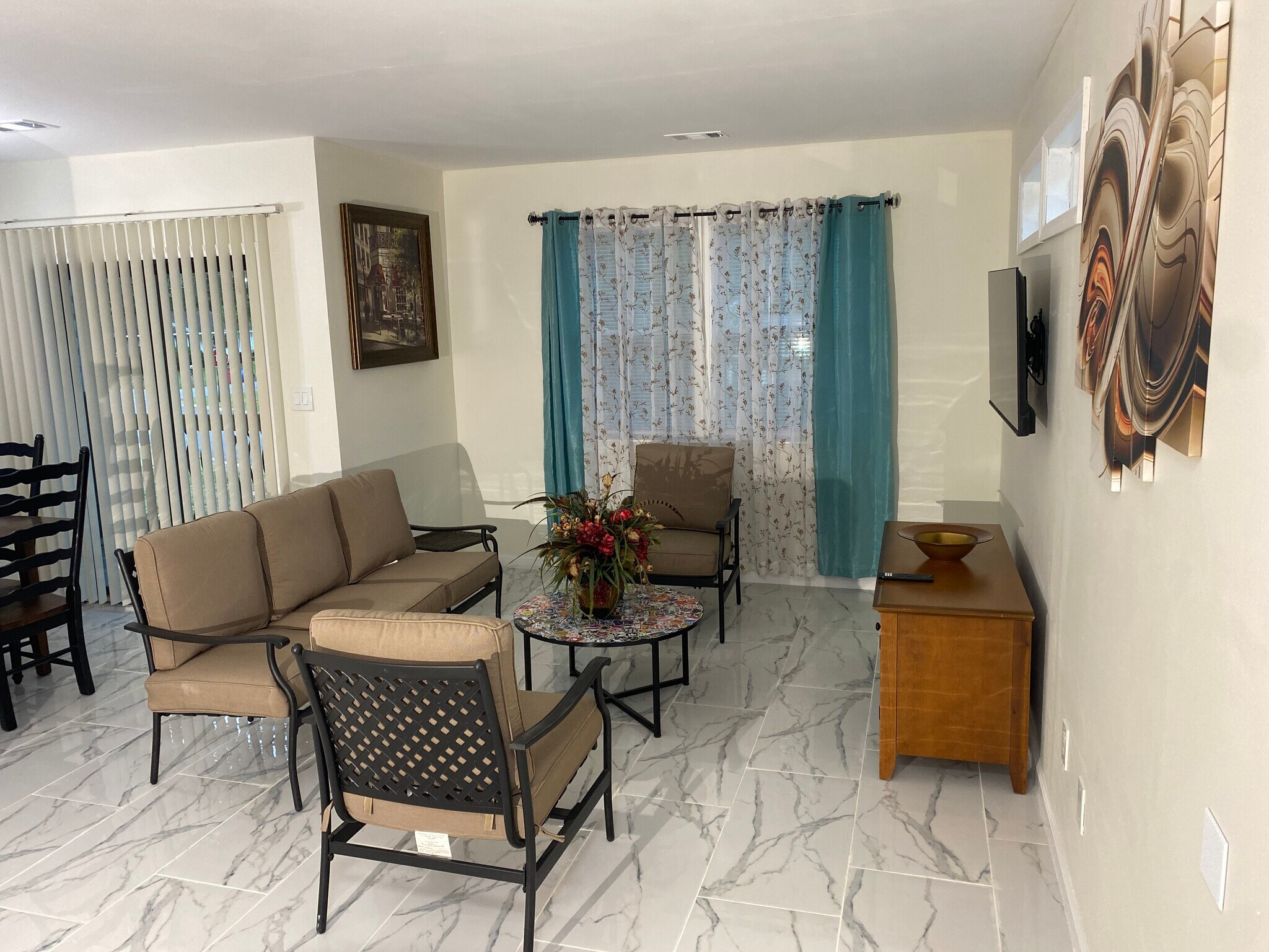 Building Photo - 825 Forest Lake Dr S