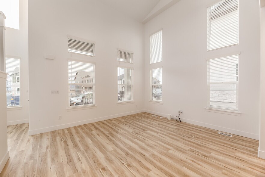 Building Photo - 13694 S Devers Dr