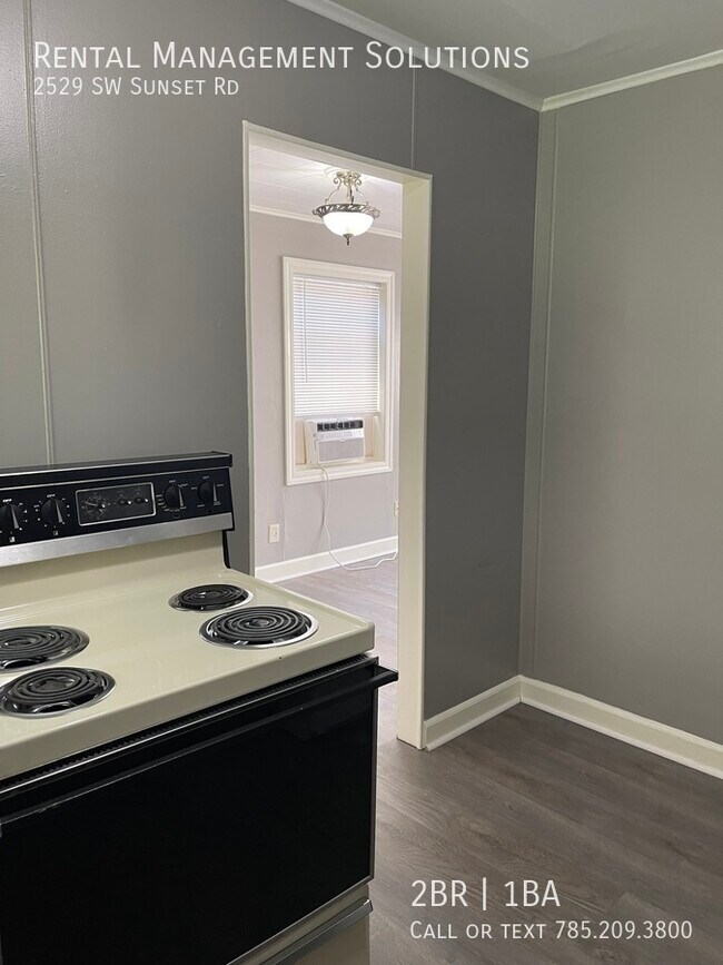 Building Photo - *RECENTLY UPDATED* 2529 SW Sunset Rd- 2 BE...