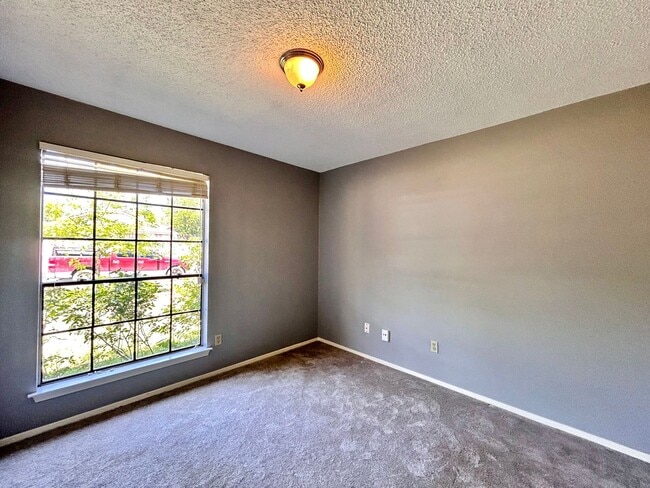 Building Photo - Nice & Cozy 2/BR 1/BA Home with Fenced Yar...
