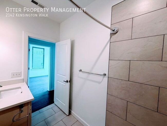 Building Photo - 2142 Kensington Walk