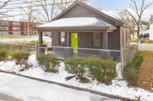 Building Photo - Three Bedroom Home!