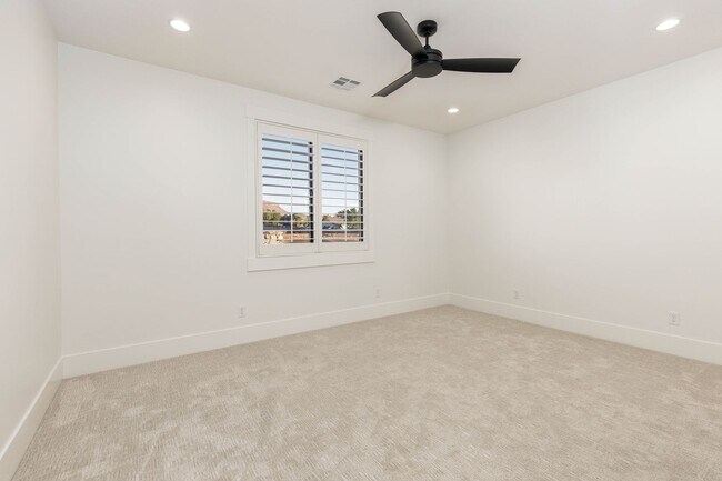 Building Photo - 6 bedroom with RV Garage and Hot Tub