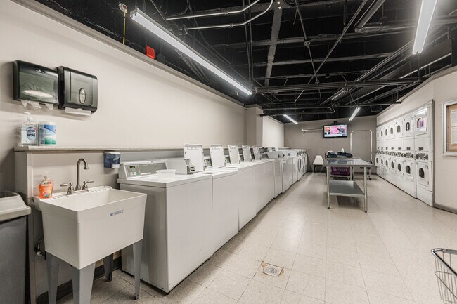 Building Photo - 2000 N Lincoln Park W