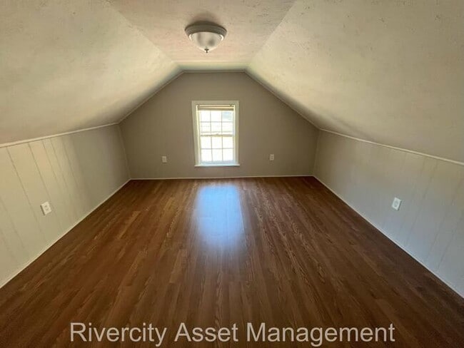 Building Photo - Berclair Beauty with 2 Bonus Bedrooms, Sun...