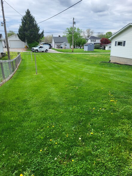 Large Backyard - 709 Michigan St