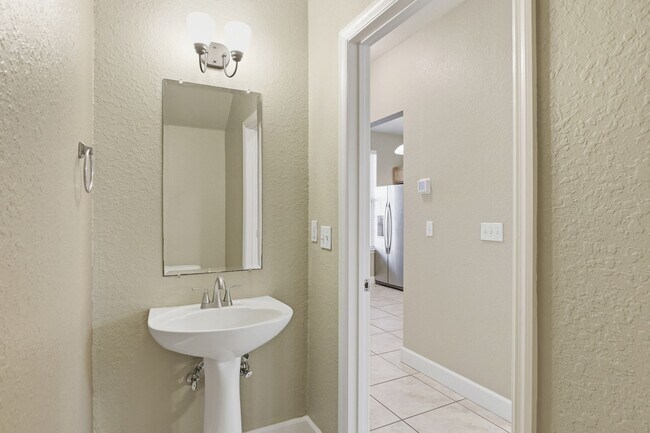 Building Photo - Conveniently located condo in Grantwood