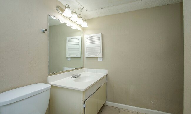 Building Photo - 2822 S Bartell Dr