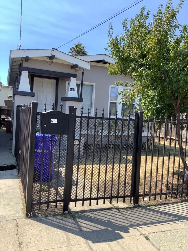 Building Photo - 2 Bed / 1 Bath House Available in Richmond...