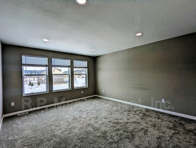Building Photo - 5951 Urbandale Ln N