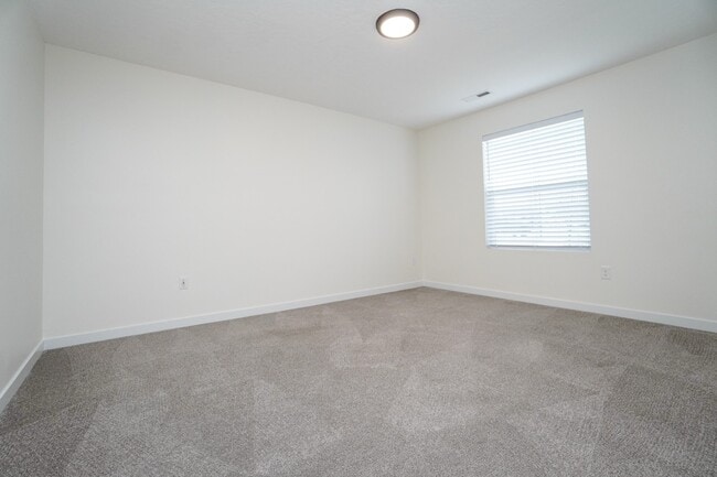 Building Photo - 1512 W Cub River Dr