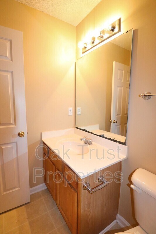 Building Photo - 538 Holiday Dr