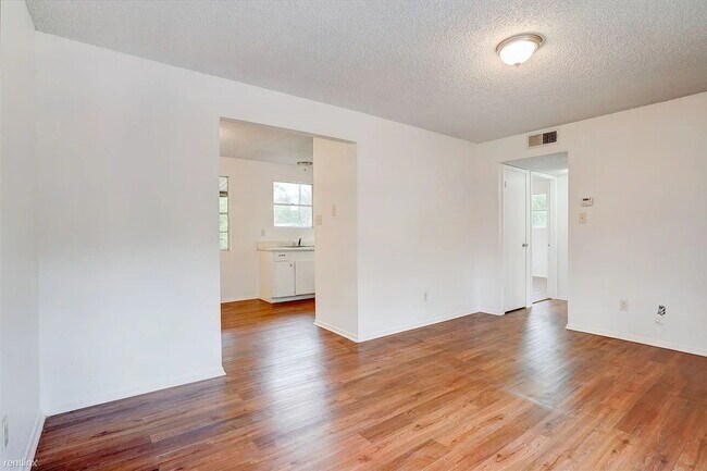 Building Photo - 714 Martindale Rd