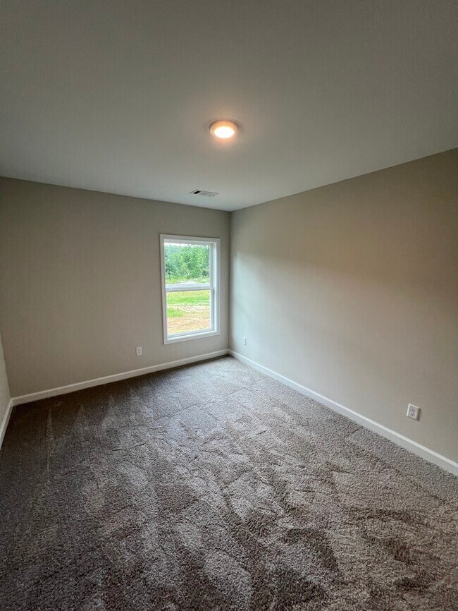 Building Photo - FIRST MONTH'S RENT FREE!